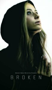 Сломанная (2022)